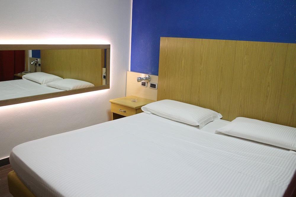 Orange Motel Vergiate Eksteriør bilde