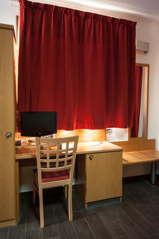 Orange Motel Vergiate Eksteriør bilde