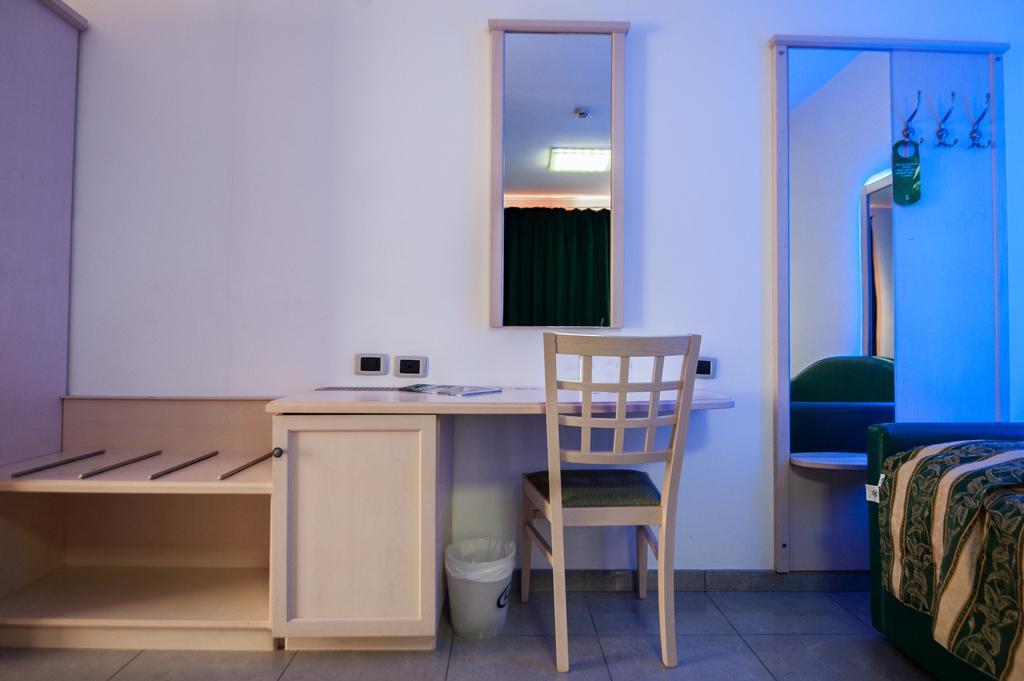 Orange Motel Vergiate Eksteriør bilde