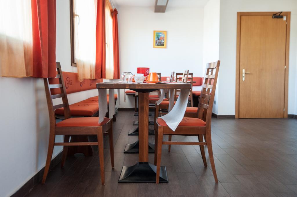 Orange Motel Vergiate Eksteriør bilde