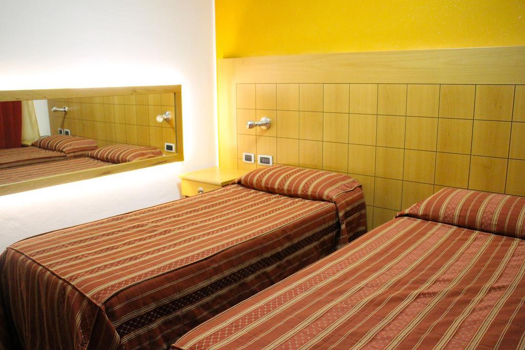 Orange Motel Vergiate Eksteriør bilde