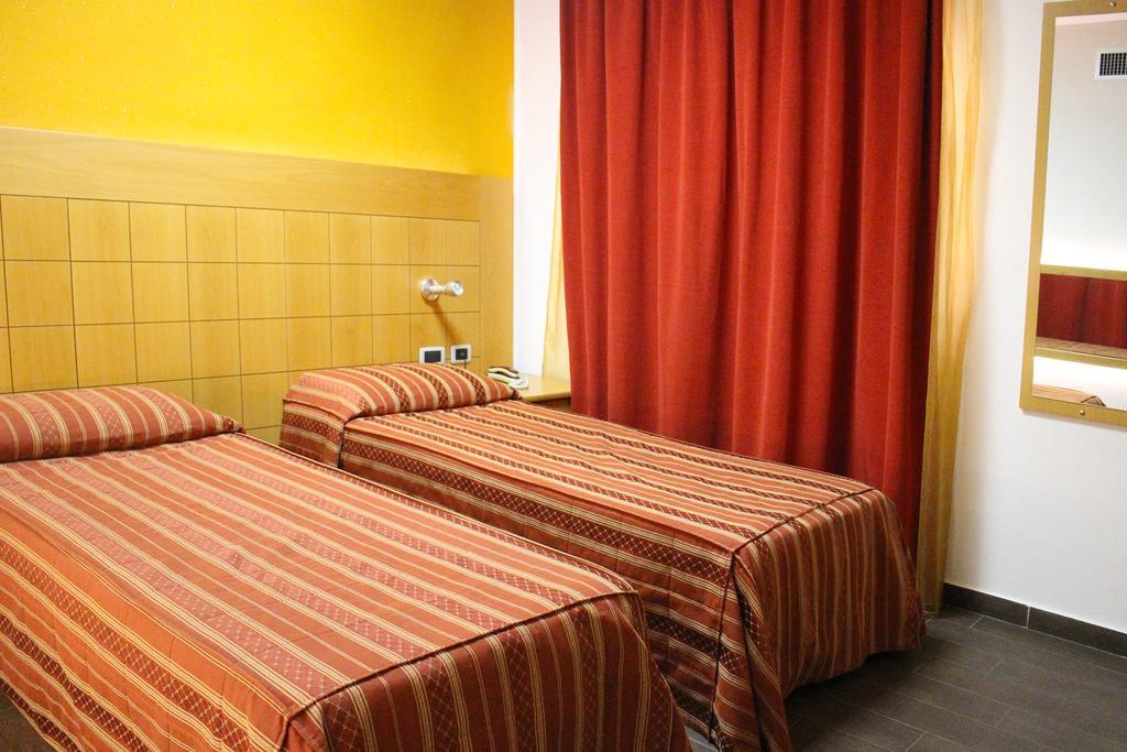 Orange Motel Vergiate Eksteriør bilde