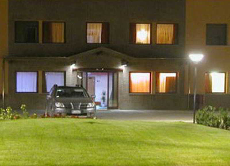 Orange Motel Vergiate Eksteriør bilde