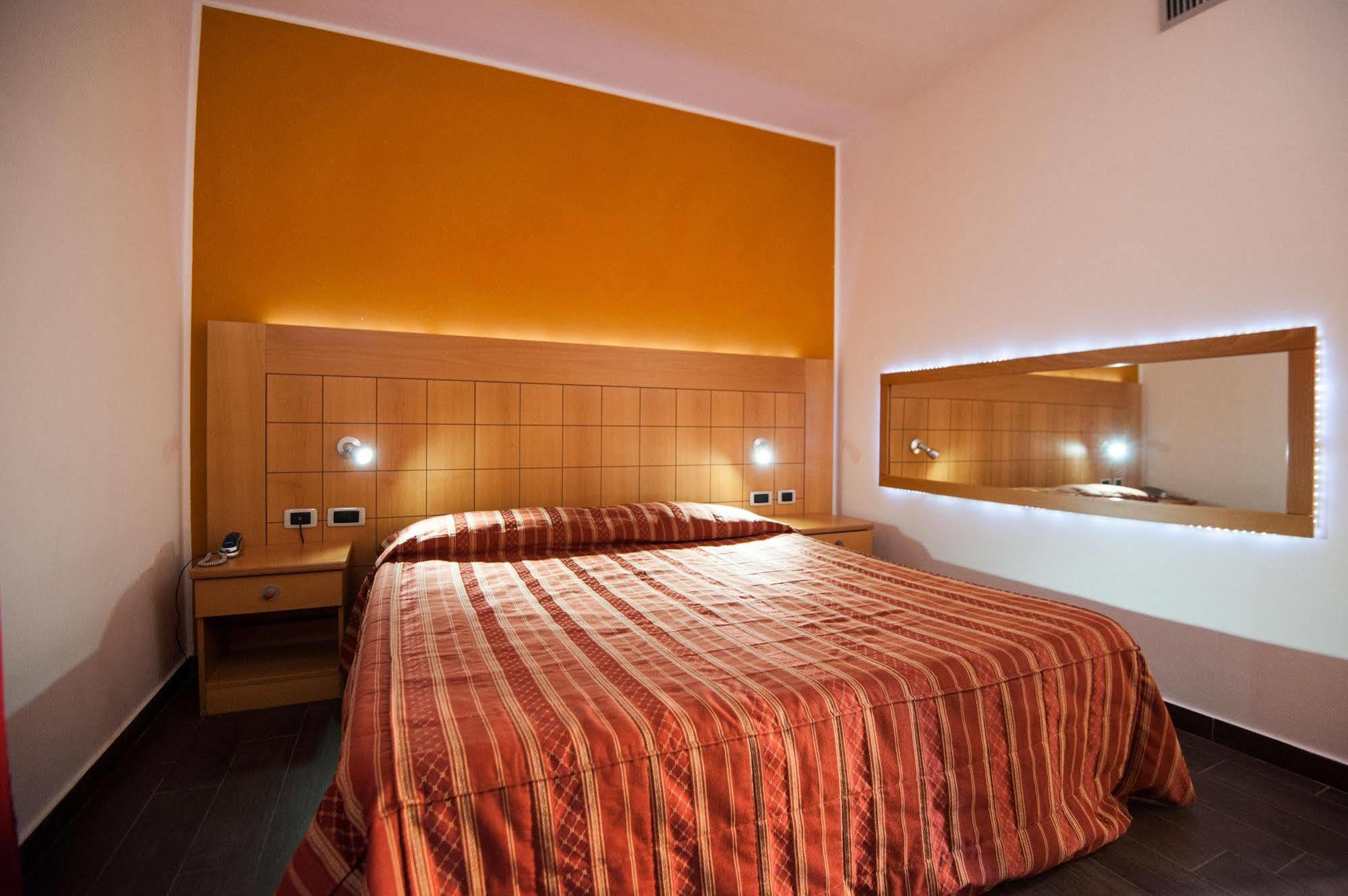 Orange Motel Vergiate Eksteriør bilde