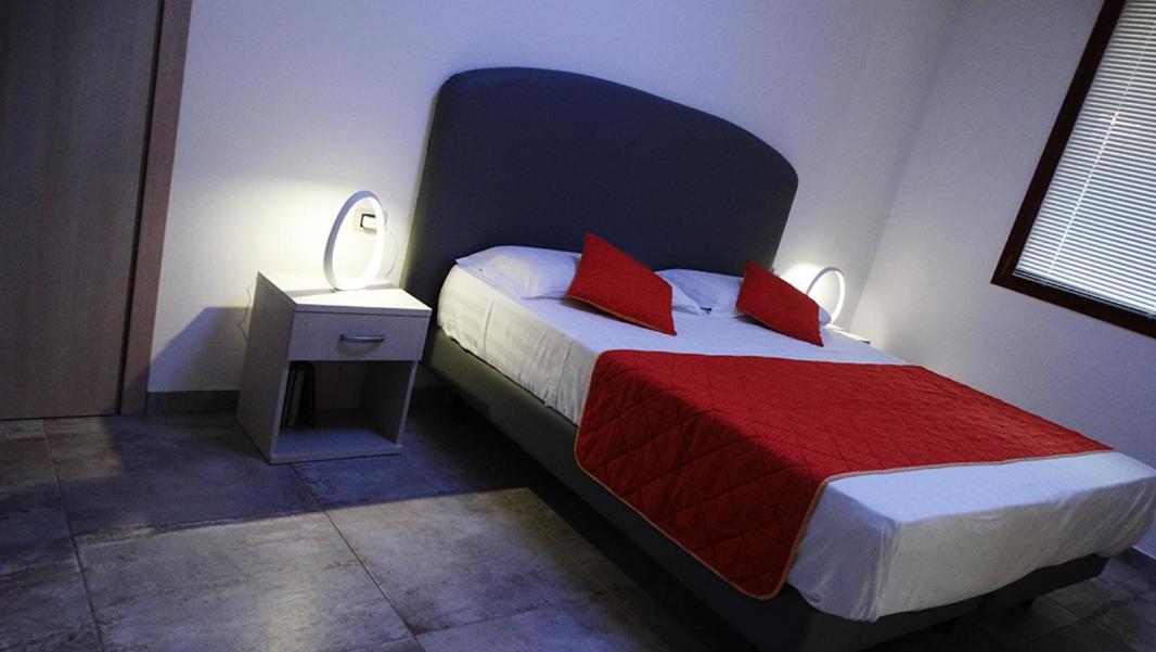 Orange Motel Vergiate Eksteriør bilde