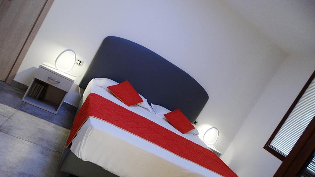 Orange Motel Vergiate Eksteriør bilde