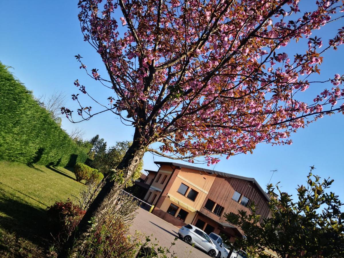 Orange Motel Vergiate Eksteriør bilde